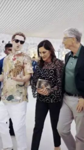 Mark mengenakan kemeja motif harimau sementara Bill Gates pakai polo shirt dengan jas.