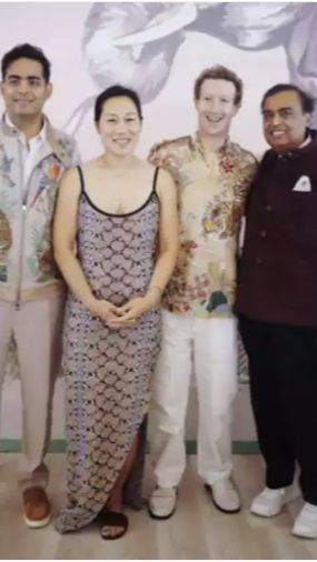 Mark dan istrinya berfoto denganMukesh Ambani,