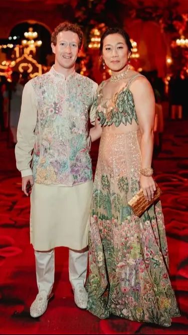 Mark Zuckerberg hadir bersama  pasangannya Priscilla Chan. Keduanya tapil gemerlap dengan busana mewah.