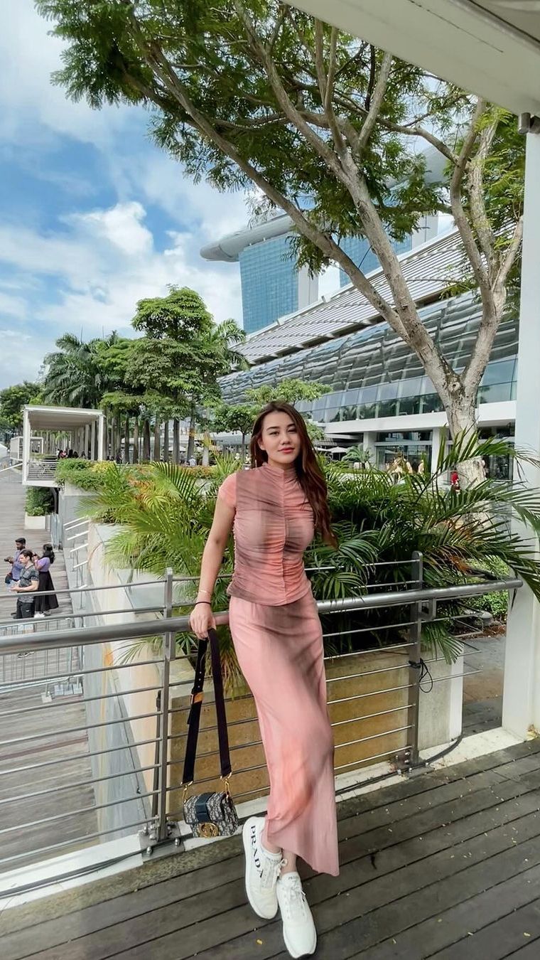 Aaliyah Massaid tampil dengan setelan kaos dan rok panjang yang membentuk badan.