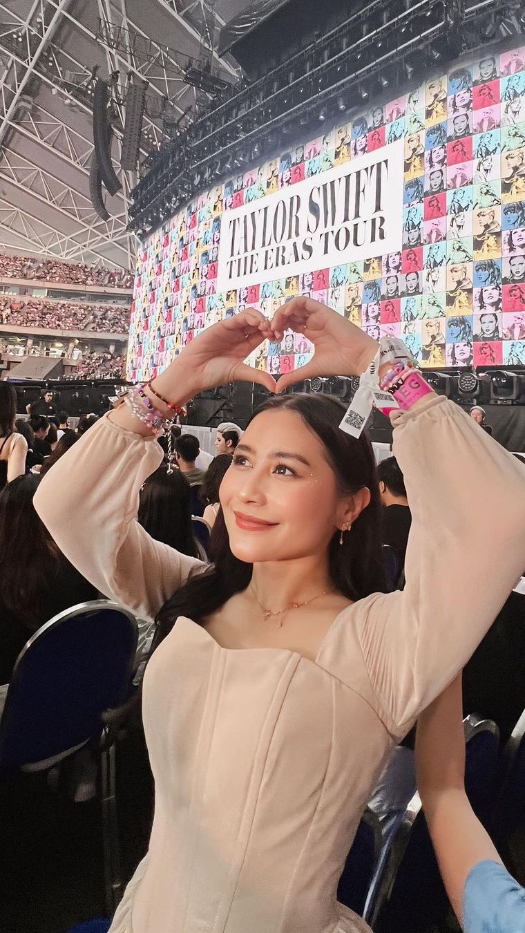 Prillu Latuconsina yang tampil cantik dengan dress pink sempat menangis melihat konser itu.