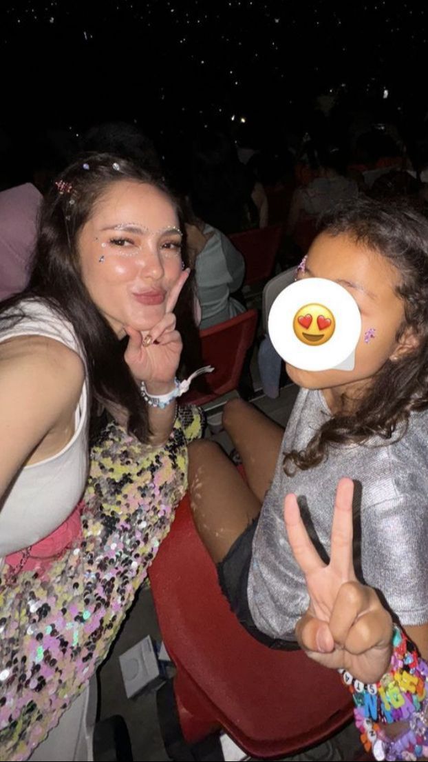 Cathy Sharon dan putrinya juga nonton dengan dandanan super kece.