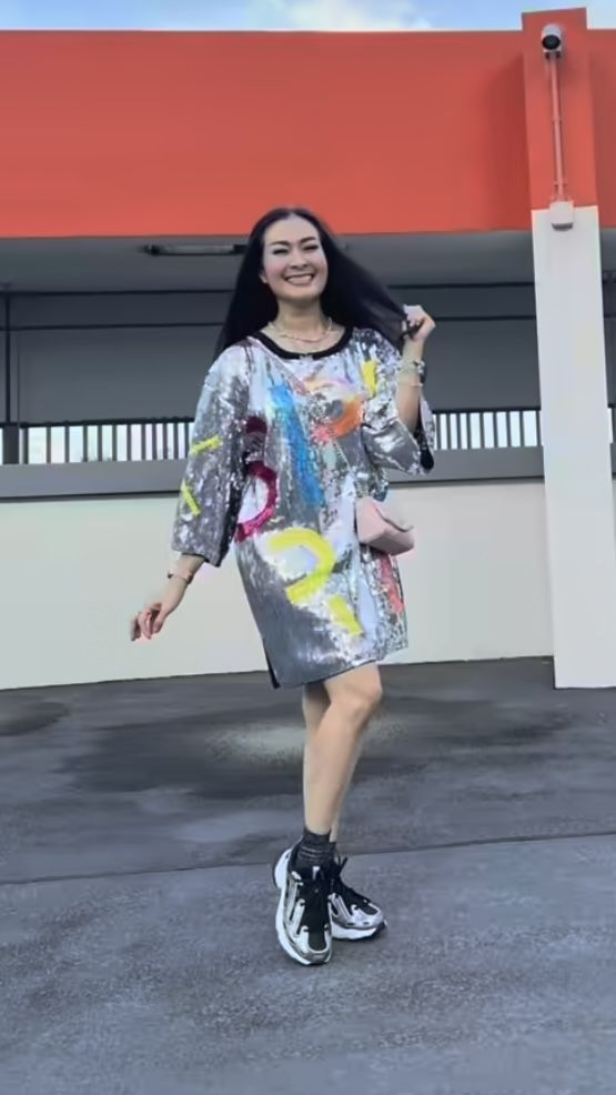 Iis Dahlia tampil kece dengan dress di atas lutut yang membuanya bak ABG seumuran anaknya.