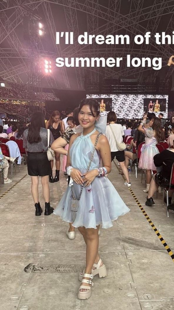 Putri Iis Dahlia tampil imut bak peri saat nonton konser.