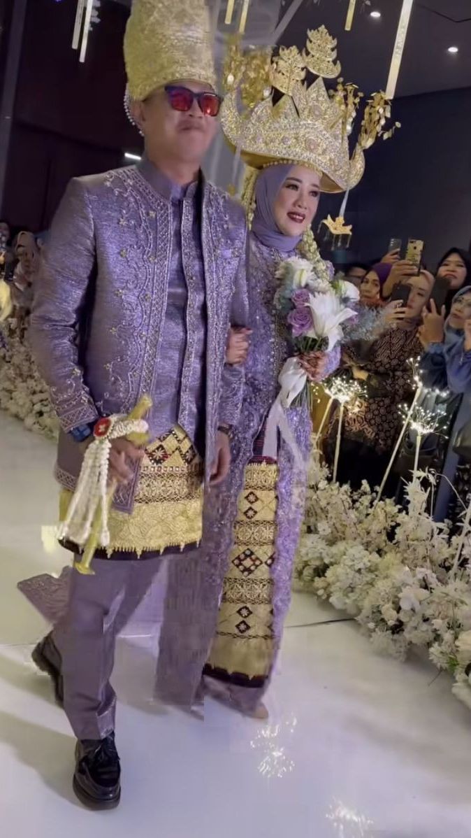 Resepsi pernikahan vokalis Kangen Band tersebut digelar di Hotel Radisson pada Minggu, 3 Maret 2024 lalu