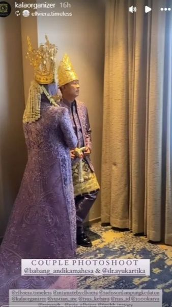 Andika tampil gagah mengenakan busana adat Lampung sementara Ayu begitu memesona dengan mahkota dan roncean melati
