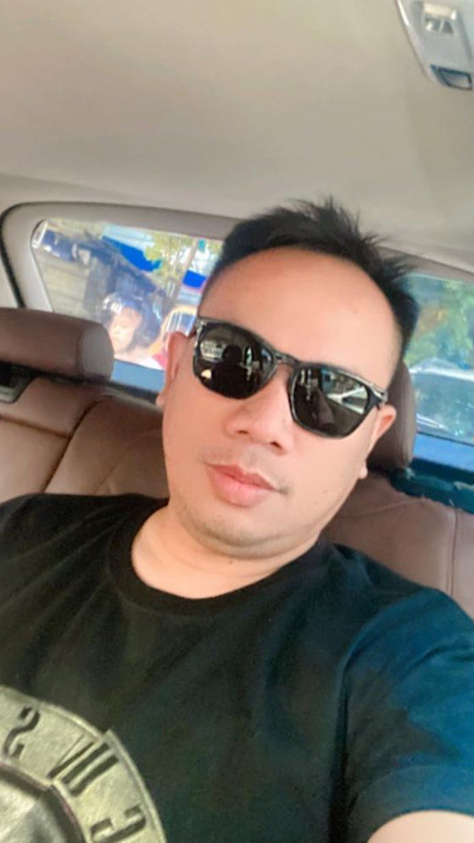 Vicky diduga melakukan penipuan sebesar Rp 1,8 miliar dari proyek pembangunan lapangan mini soccer