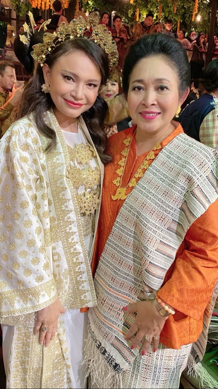 Foto bareng dengan Rossa, Titiek Soeharto disebut bak kakak adek.