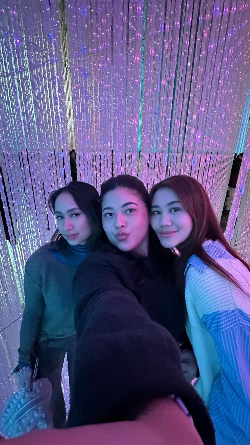 Terlebih banyak yang tak menyangka jika dua gadis cantik tersebut ternyata bersahabat