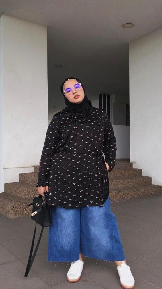 Kemeja Hitam dan Bawahan Denim, Bikin Terlihat Lebih Langsing
