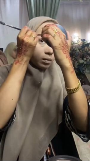 Dalam unggahannya tersebut, ia tampak lihai mengaplikasikan sejumlah produk kecantikan