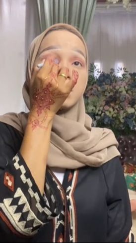 Seperti foundation, contour, riasan mata, hingga mengaplikasikan lipstik