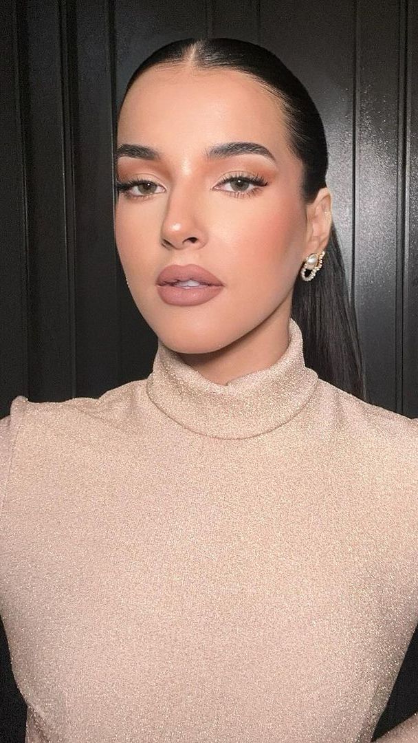 Nude Makeup dan Overlined Lips