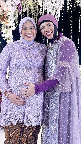 Lace Dress, Gaya Feminin yang Bikin Terlihat Lebih Muda