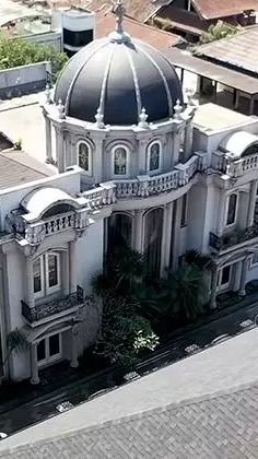 Bertema klasik, rumah ini tampak bak istana.