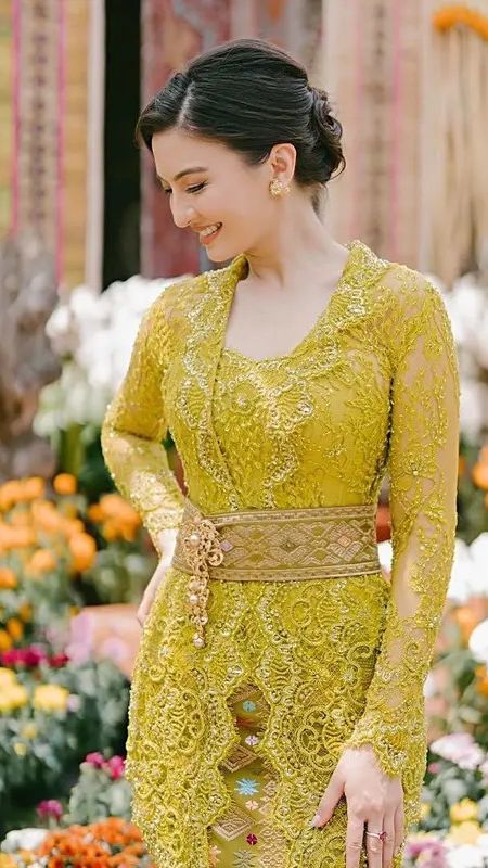 Raline Shah dalam balutan kebaya Bali warna hijau lime
