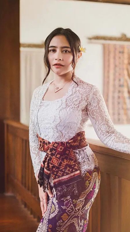 Cantiknya Prilly Latuconsina dalam balutan kebaya Bali warna putih.