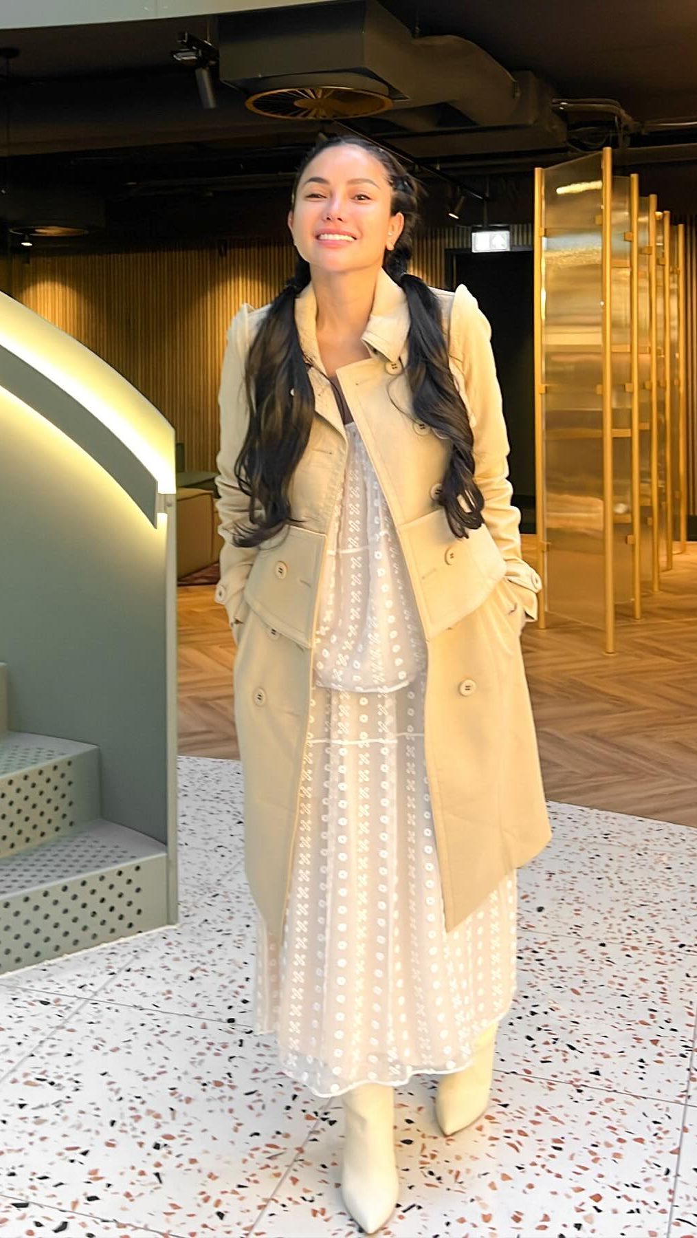Inilah potret terbaru Nikita Mirzani yang tampil memukau dengan long dress motif yang dipadukan dengan coat krem dan sepatu boots