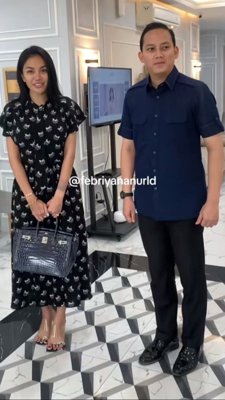 Nikita Mirzani dan Rizky Irmansyah juga sempat terciduk datang bersama kala melakukan perawatan. Nikita pun tampil cantik dengan midi dress hitam bermotif bunga