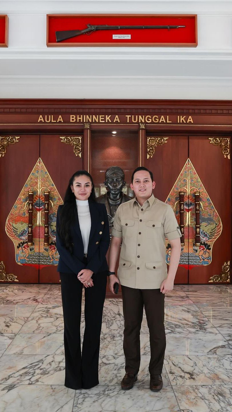 Potret Nikita Mirzani dan Rizky Irmansyah saat hendak bertemu dengan Prabowo Subianto. Wanita 37 itu tampil anggun dengan setelan blazer dan celana hitam