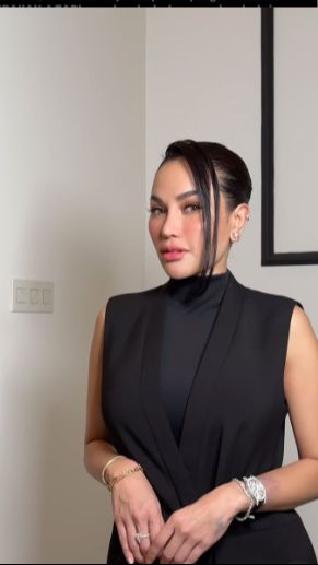 Nikita Mirzani begitu anggun dengan dress hitam tanpa lengan