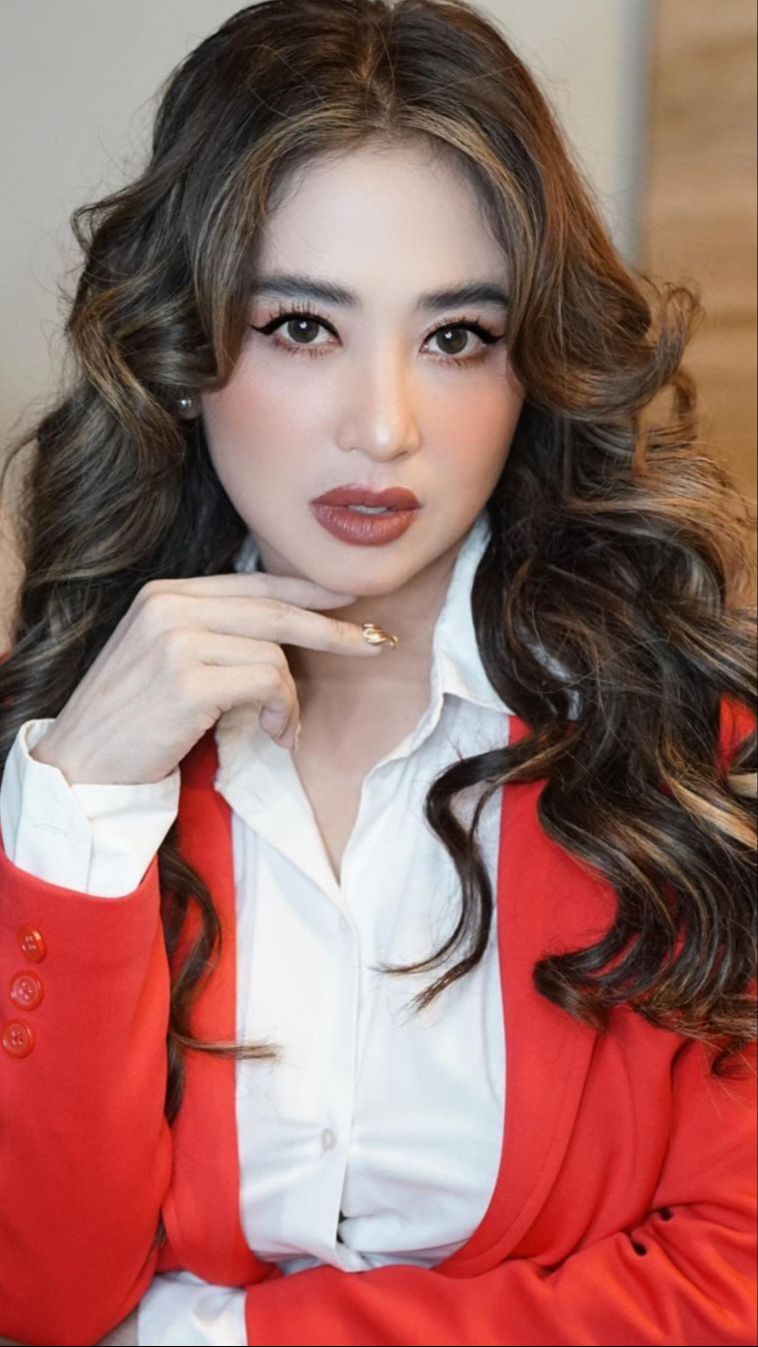 Potret Dewi Persik Dilamar Secara Virtual, Busana Sang Ibu Tuai Sorotan Netizen: 'Kok Pakai Kostum Jas Hujan'