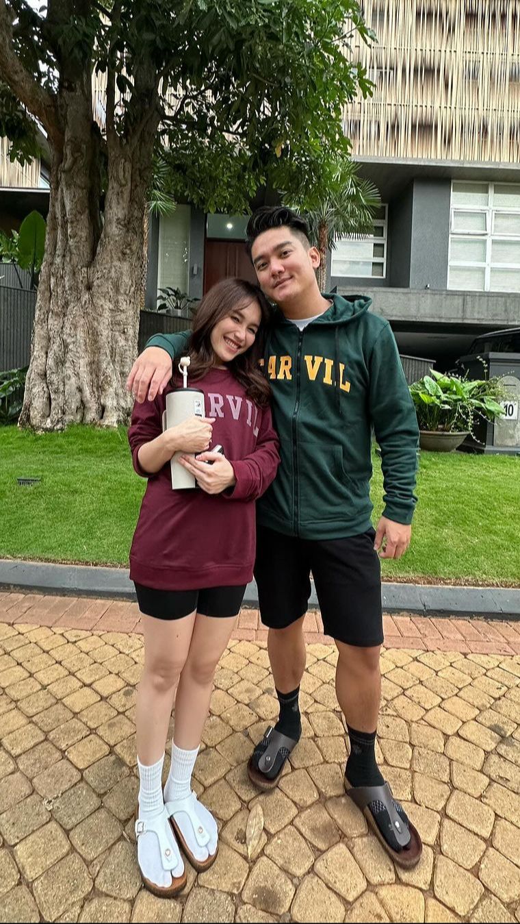 6 Potret Pertemuan Ayu Ting Ting dan Boy William di Atas Panggung Disorot, Terlihat Canggung!
