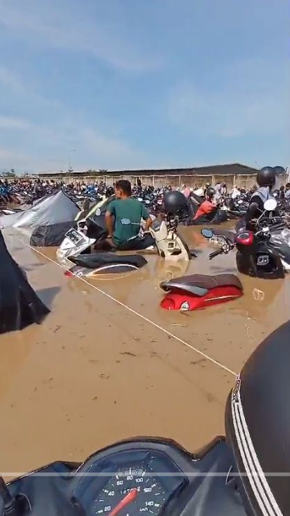 Viral Parkiran Motor di Cirebon Tergenang Banjir Setinggi Jok, Disebut Netizen Rezeki Bengkel