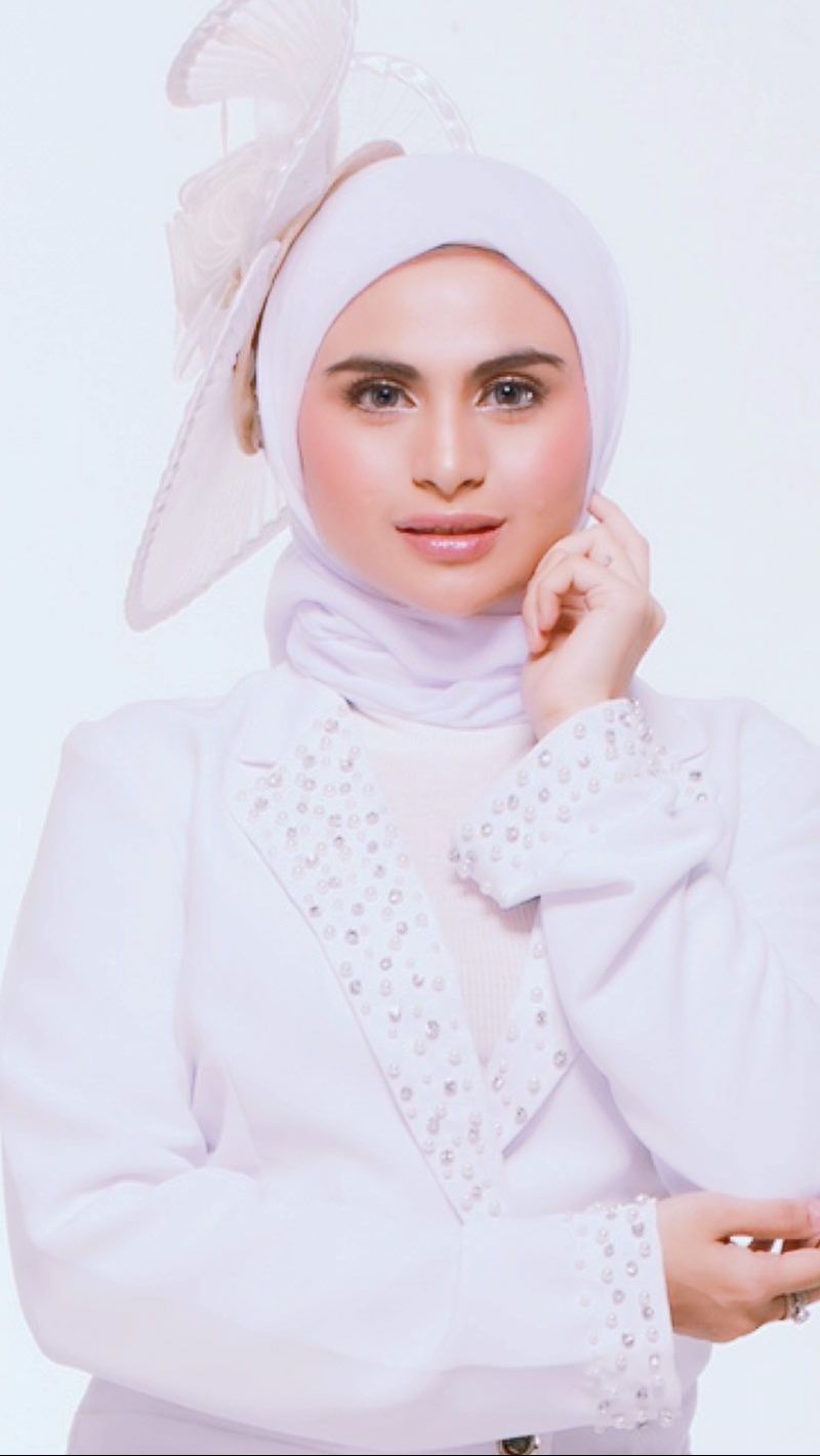 Rupanya Fahmi adalah mantan tunangan Asha sebelum ia menikah dengan Syafiq