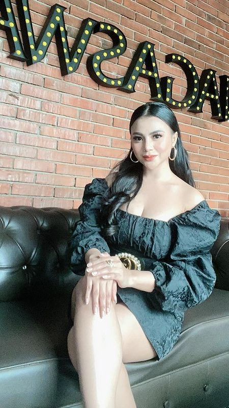 Tisya sendiri adalah seorang penyanyi dangdut yang berasal dari Kendari