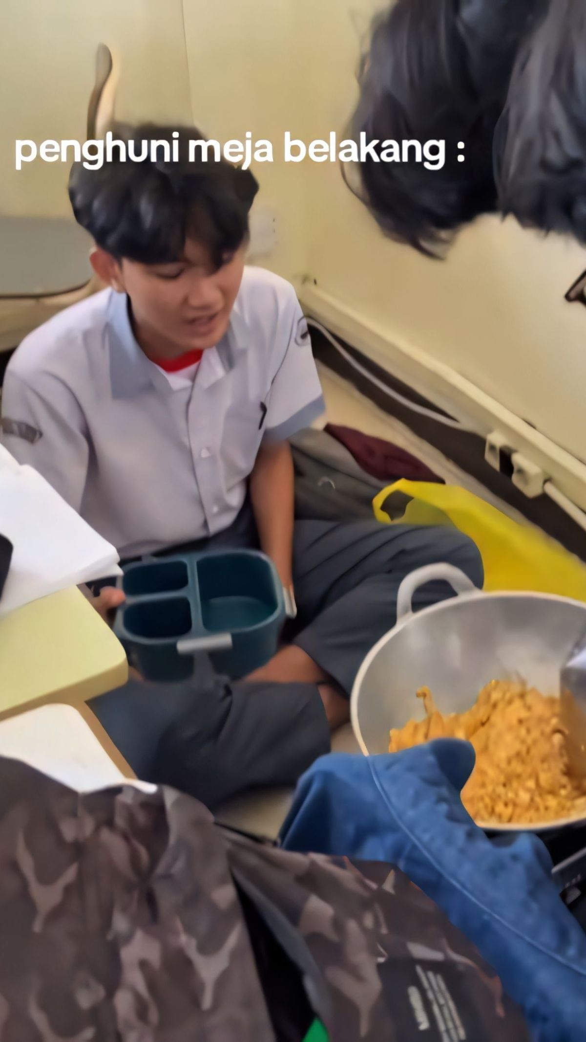 Saat yang Depan Serius Belajar, Pelajar Ini Masak Nasi Goreng Selama Jam Pelajaran di Kelas, Netizen: Privilege Duduk di Belakang
