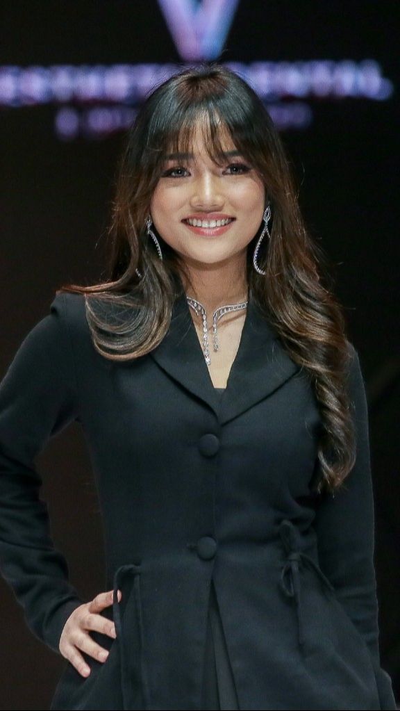 Pesona Fuji Hingga Nikita Mirzani di Catwalk Berbalut Berlian Mewah