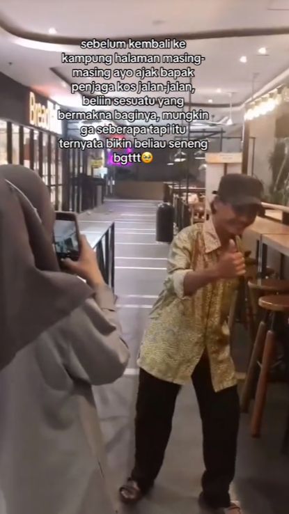 Menyentuh Hati, Mahasiswa Ajak Penjaga Kos Jalan-Jalan Sebelum Pulang Kampung
