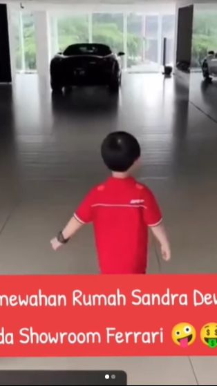 Betapa menakjubkan garasi itu sangat luas bak parkiran mall.