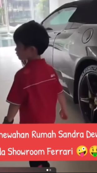 Bahkan, mobil Ferrari di garasi itu tak hanya satu, lho!