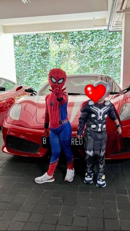 Harvey juga dikenal sangat menyukai mobil Ferrari. Saking cintanya, ia sampai dijadikan brand ambassador oleh pabrik mobil asal Italia ini.