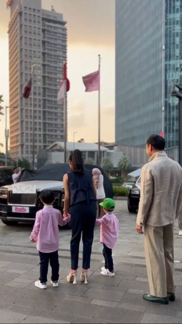 Koleksi ini hanyalah sebagian dari kendaraan milik Sandra dan Harvey yang terekam oleh kamera.