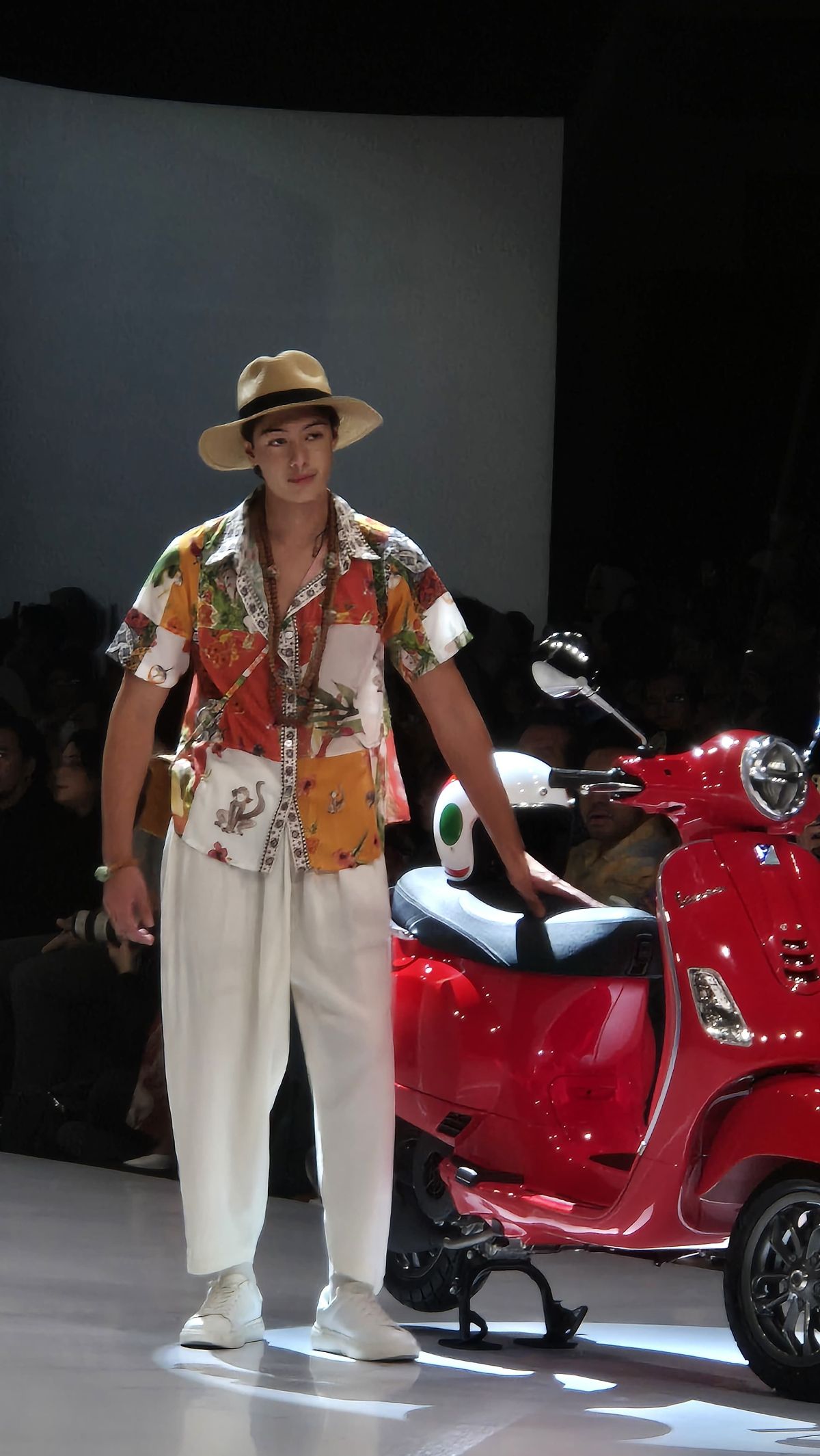 Koleksi Outfit Liburan Penuh Warna Khas Bali Kolaborasi Ghea dan Vespa