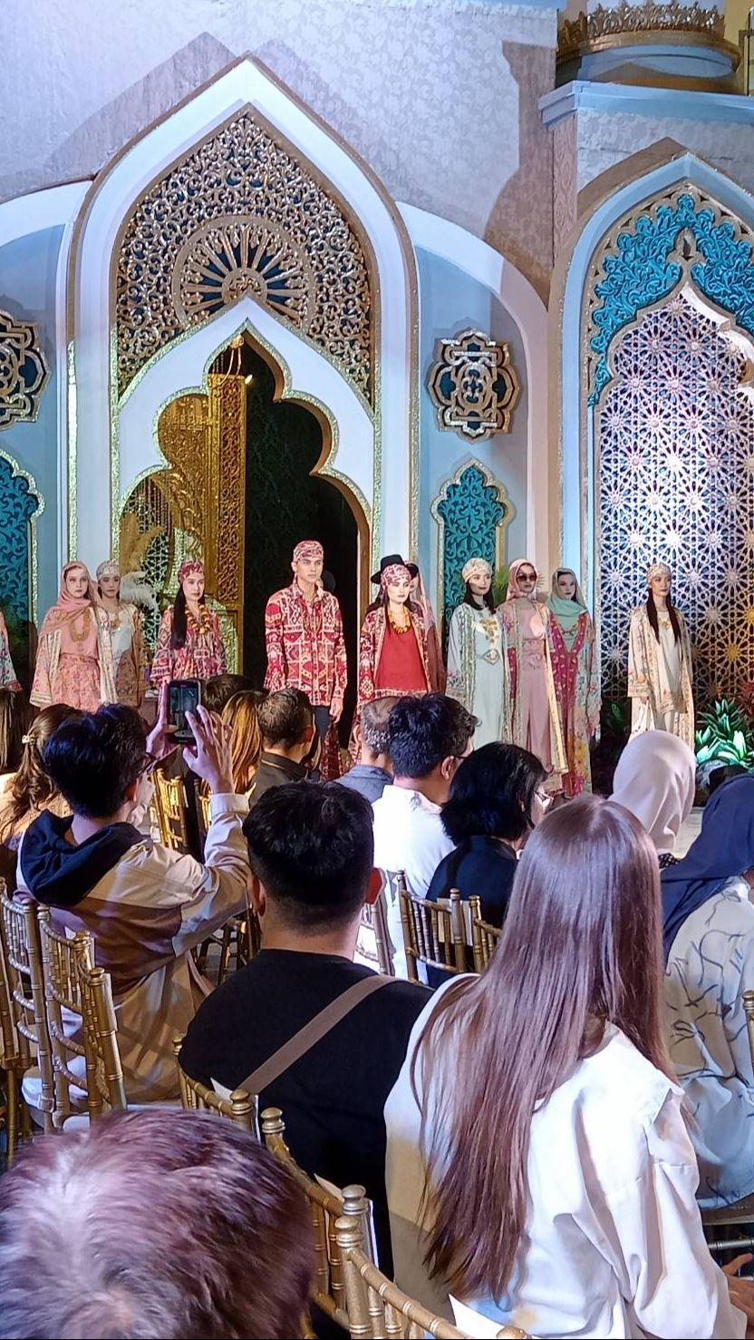 Hari Raya dengan Nuansa Tradisional Indonesia, Tengok Koleksi Ghea Panggabean dan Priyo