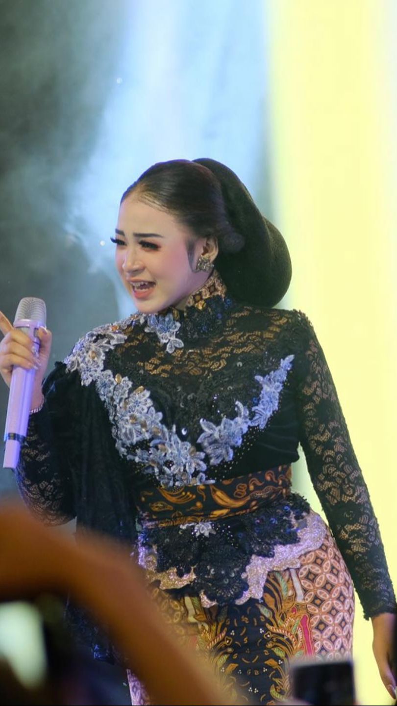 Beginilah penampilan Niken Salindry kala bernyanyi di atas panggung