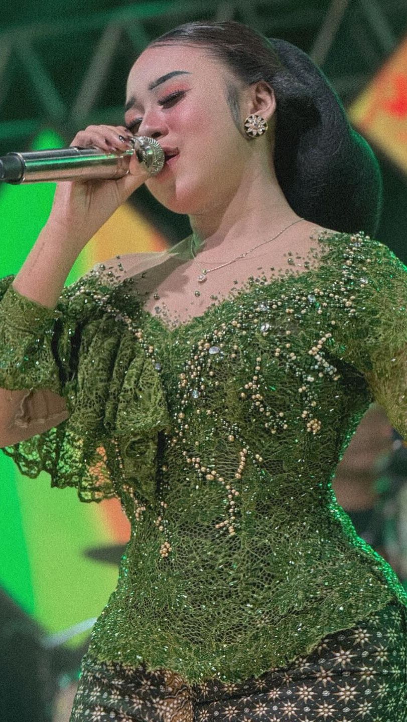 Ia selalu konsisten memakai kebaya saat manggung