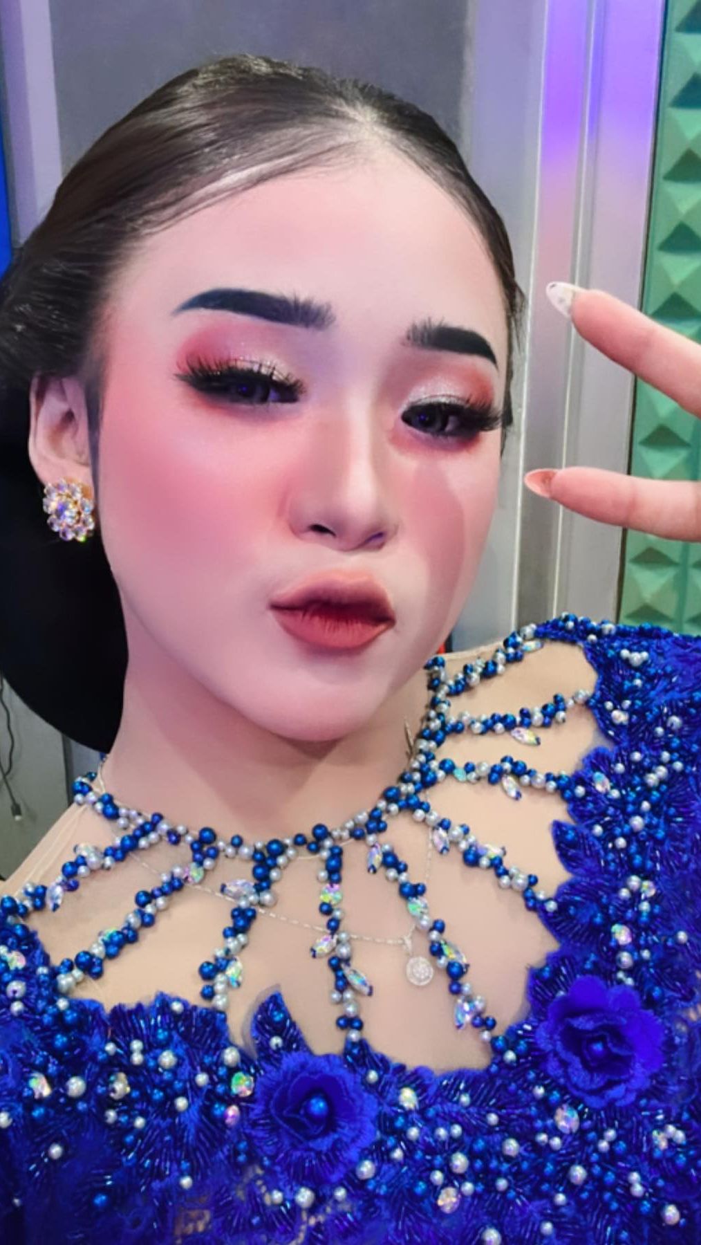 Terlebih ia lahir dan besar dalam kultur Jawa, sehingga membuat Niken kian bangga memakai kebaya