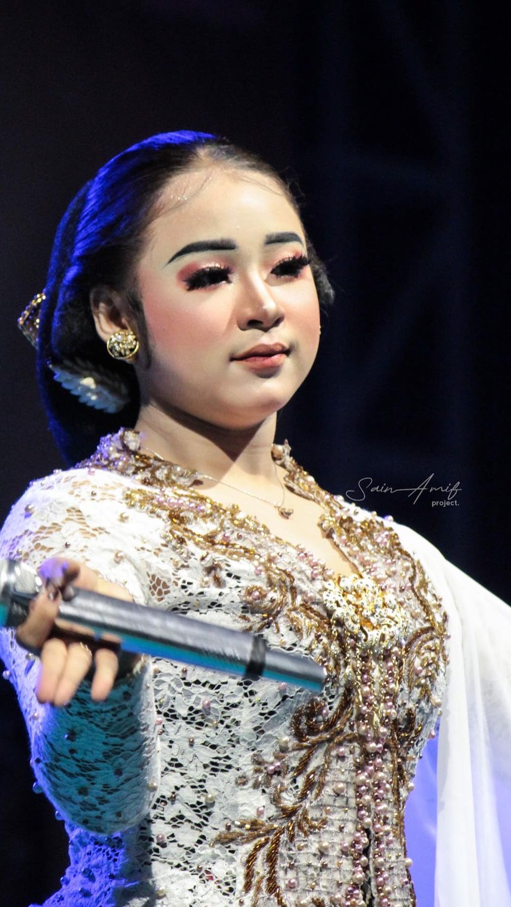 Hingga kini dalam setiap aksi panggungnya ia selalu berusaha untuk melestarikan warisan budaya bangsa melalui kebaya yang ia gunakan
