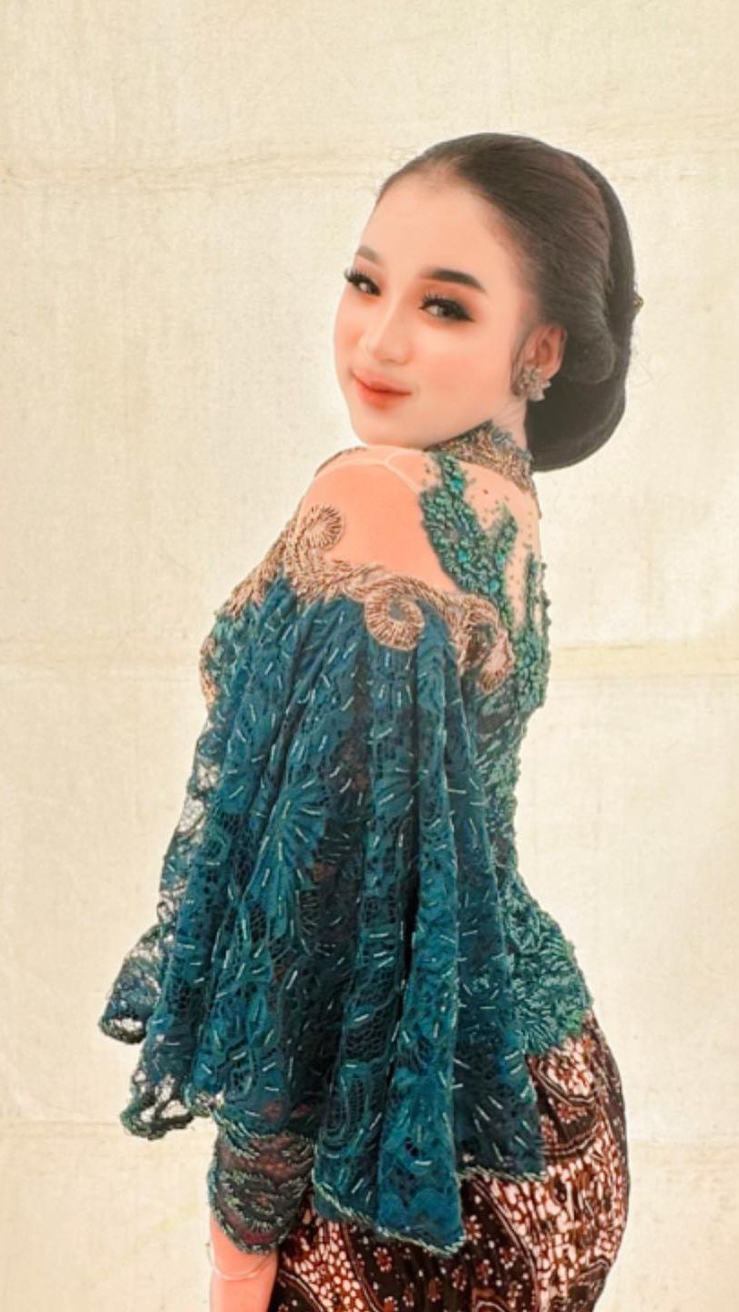 Para penggemarnya juga ikut merasa bangga dengan penampilan Niken yang selalu memakai kebaya
