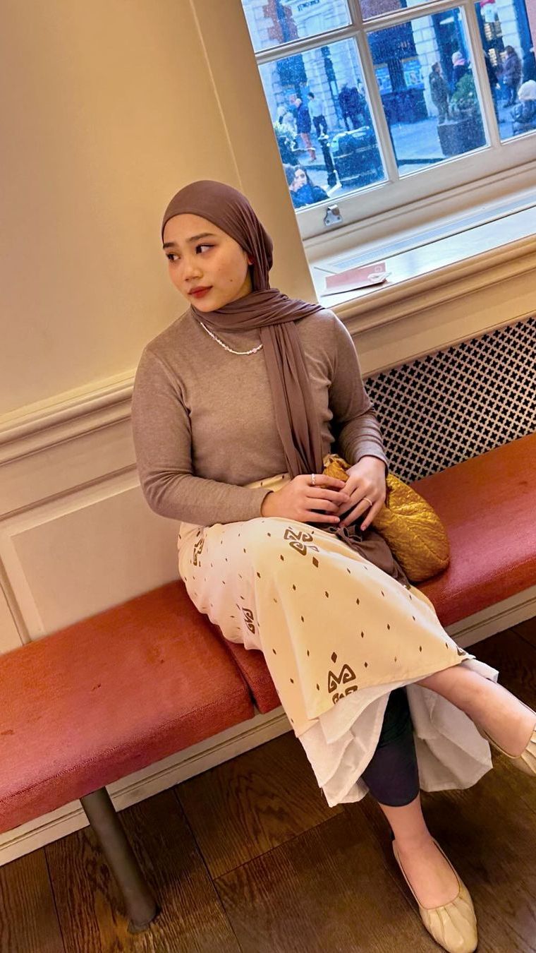Zara sendiri dulu terlihat rapi dan tertutup saat mengenakan hijab model segi empat.