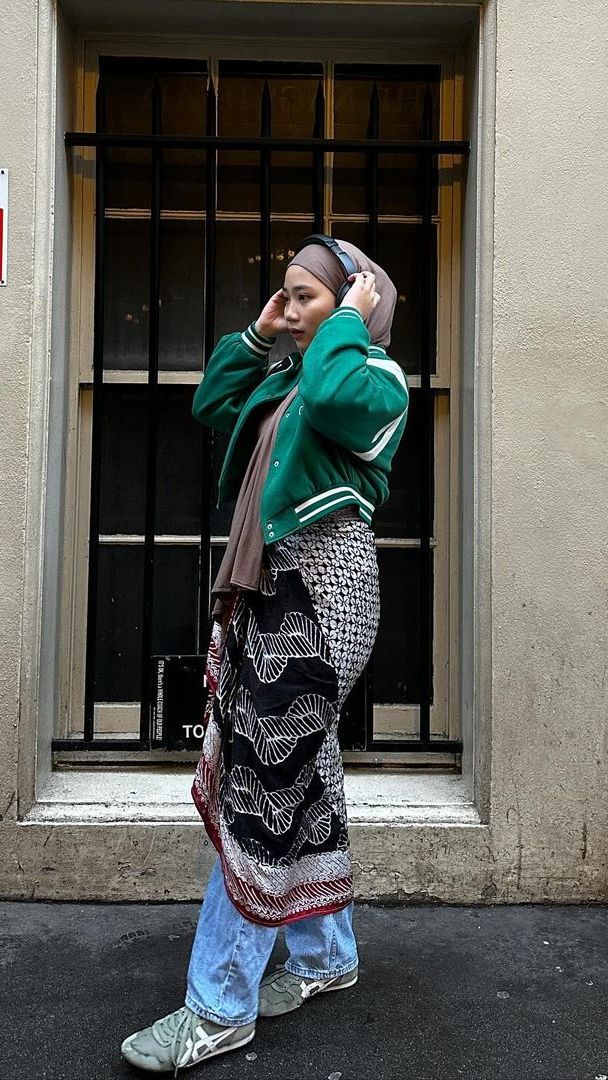 Sejak kuliah di Inggris, bertepatan dengan Ridwan Kamil menjenguk Zara di akhir tahun 2023, saat itulah terlihat Zara makin membuka hijabnya.