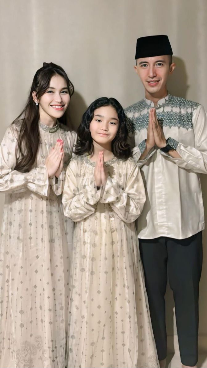 Tren baju shimmer juga digunakan oleh Ayu Ting Ting, Bilqis, dan calon suaminya Dana.