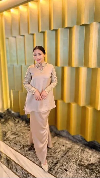 Prilly Latuconsina terlihat anggun dengan baju shimmer model baju kurung di hari Lebaran