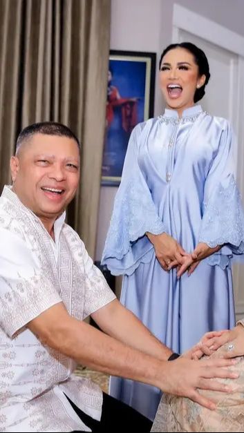 KeluargaKrisdayanti kenakan kaftan shimmer bernuansa biru muda.