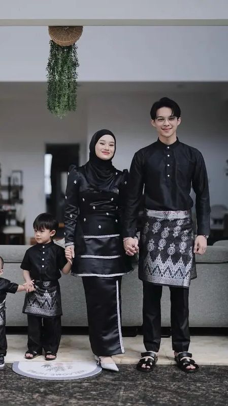 Keluarga Dinda Hauw juga kenakan baju shimmer serba hitam.
